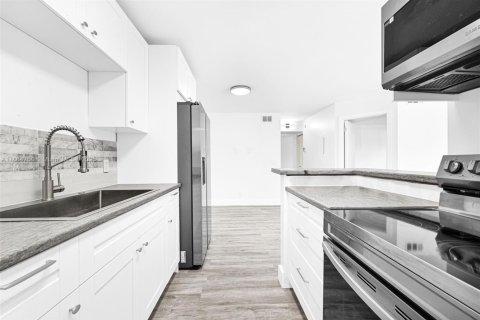 Condo in Deerfield Beach, Florida, 2 bedrooms  № 1893071 - photo 2