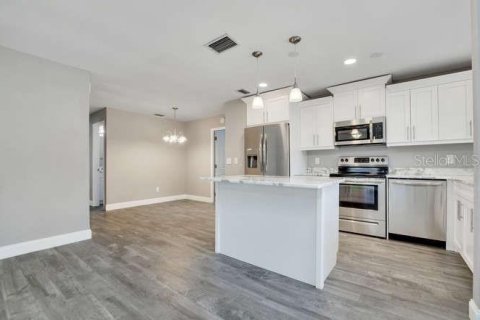 Casa en alquiler en Tampa, Florida, 3 dormitorios, 143.07 m2 № 1721347 - foto 4