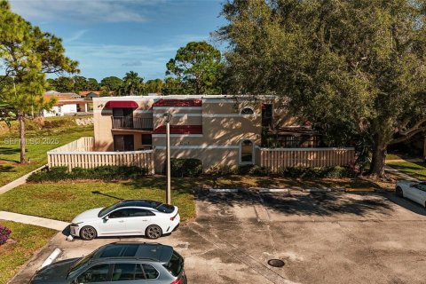 Снять в аренду таунхаус в Делрей-Бич, Флорида 3 спальни, 123.19м2, № 1992577 - фото 1