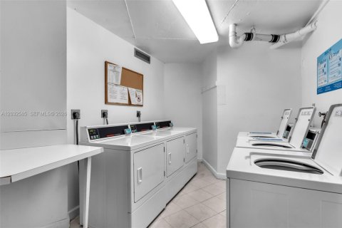 Condo in Pembroke Pines, Florida, 2 bedrooms  № 2086986 - photo 14