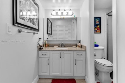 Condo in Pembroke Pines, Florida, 2 bedrooms  № 2086986 - photo 11