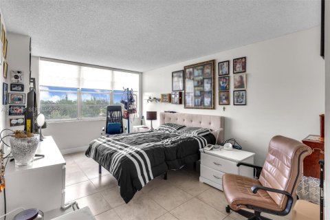 Condo in Pembroke Pines, Florida, 2 bedrooms  № 2086986 - photo 10