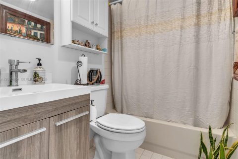 Condo in Pembroke Pines, Florida, 2 bedrooms  № 2086986 - photo 9