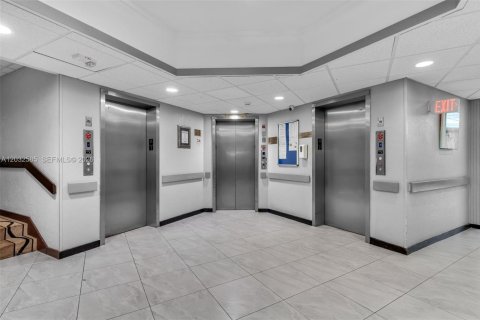 Condo in Pembroke Pines, Florida, 2 bedrooms  № 2086986 - photo 17