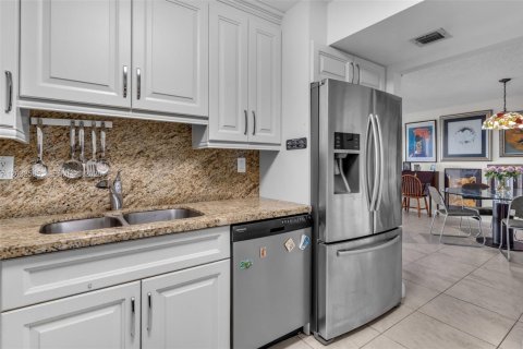 Condo in Pembroke Pines, Florida, 2 bedrooms  № 2086986 - photo 7