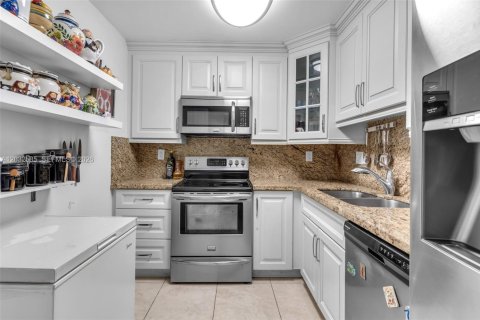 Condo in Pembroke Pines, Florida, 2 bedrooms  № 2086986 - photo 6