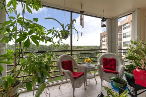 Condo in Pembroke Pines, Florida, 2 bedrooms  № 2086986 - photo 13