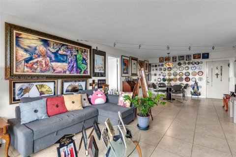 Condo in Pembroke Pines, Florida, 2 bedrooms  № 2086986 - photo 4
