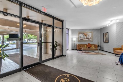 Condo in Pembroke Pines, Florida, 2 bedrooms  № 2086986 - photo 19