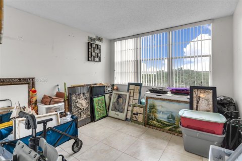 Condo in Pembroke Pines, Florida, 2 bedrooms  № 2086986 - photo 8