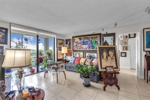 Condo in Pembroke Pines, Florida, 2 bedrooms  № 2086986 - photo 2
