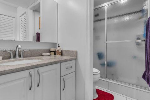 Condo in Pembroke Pines, Florida, 2 bedrooms  № 2086986 - photo 12