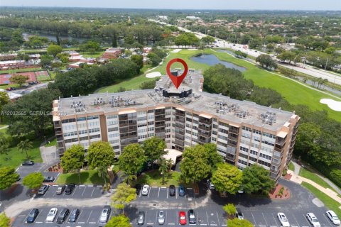 Condo in Pembroke Pines, Florida, 2 bedrooms  № 2086986 - photo 23