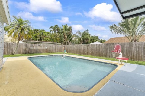 House in Lake Worth, Florida 3 bedrooms, 113.34 sq.m. № 2412013 - photo 19