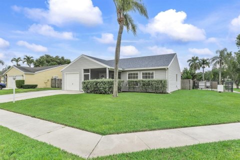 House in Lake Worth, Florida 3 bedrooms, 113.34 sq.m. № 2412013 - photo 17