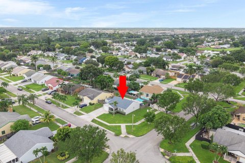 House in Lake Worth, Florida 3 bedrooms, 113.34 sq.m. № 2412013 - photo 15