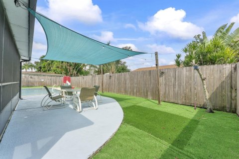 House in Lake Worth, Florida 3 bedrooms, 113.34 sq.m. № 2412013 - photo 13