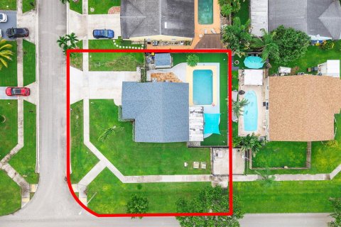 House in Lake Worth, Florida 3 bedrooms, 113.34 sq.m. № 2412013