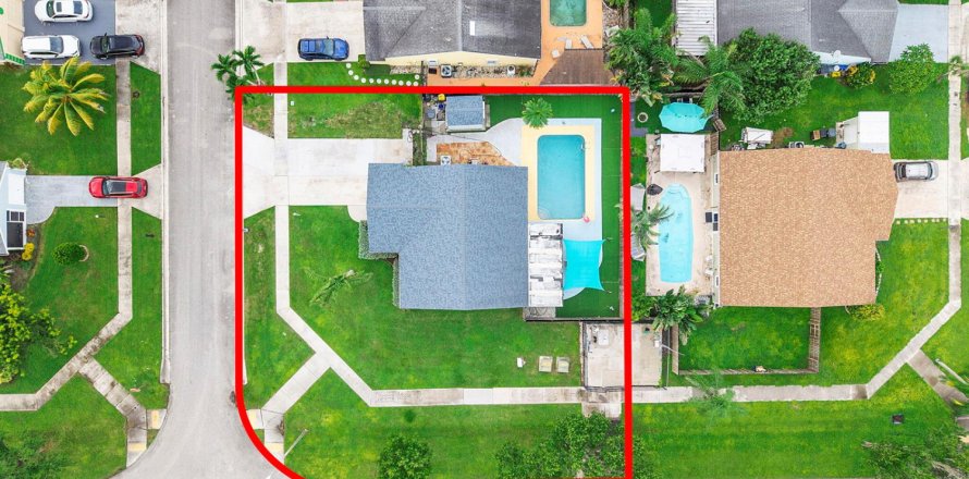House in Lake Worth, Florida 3 bedrooms, 113.34 sq.m. № 2412013