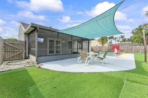 House in Lake Worth, Florida 3 bedrooms, 113.34 sq.m. № 2412013 - photo 16
