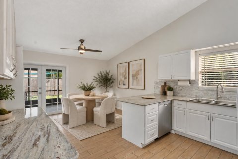 House in Lake Worth, Florida 3 bedrooms, 113.34 sq.m. № 2412013 - photo 6