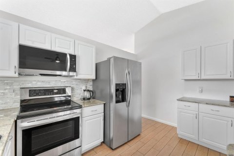 House in Lake Worth, Florida 3 bedrooms, 113.34 sq.m. № 2412013 - photo 8