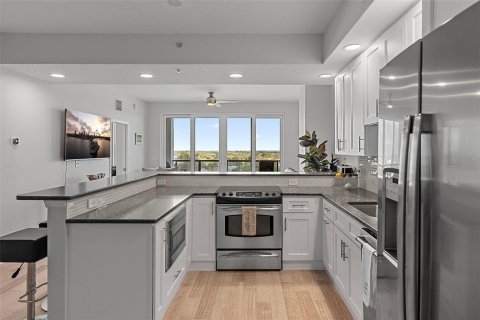 Condo in Saint Petersburg, Florida, 2 bedrooms  № 1899683 - photo 6