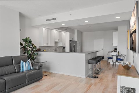 Condo in Saint Petersburg, Florida, 2 bedrooms  № 1899683 - photo 9