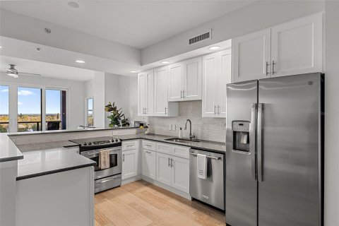 Condo in Saint Petersburg, Florida, 2 bedrooms  № 1899683 - photo 4