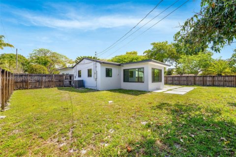 House in North Miami Beach, Florida 3 bedrooms, 138.61 sq.m. № 2081358 - photo 30