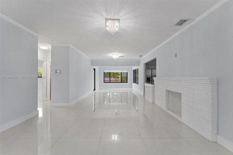 House in North Miami Beach, Florida 3 bedrooms, 138.61 sq.m. № 2081358 - photo 6