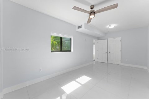 House in North Miami Beach, Florida 3 bedrooms, 138.61 sq.m. № 2081358 - photo 18