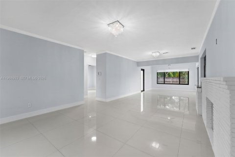 House in North Miami Beach, Florida 3 bedrooms, 138.61 sq.m. № 2081358 - photo 5