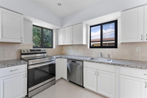 House in North Miami Beach, Florida 3 bedrooms, 138.61 sq.m. № 2081358 - photo 23