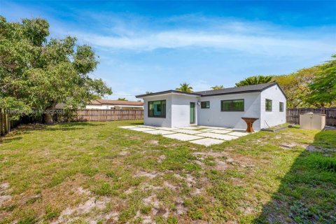 House in North Miami Beach, Florida 3 bedrooms, 138.61 sq.m. № 2081358 - photo 29