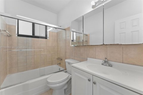 House in North Miami Beach, Florida 3 bedrooms, 138.61 sq.m. № 2081358 - photo 16