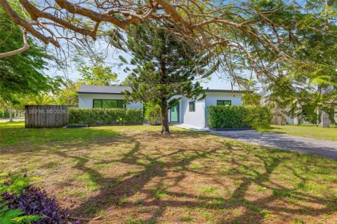 House in North Miami Beach, Florida 3 bedrooms, 138.61 sq.m. № 2081358 - photo 2