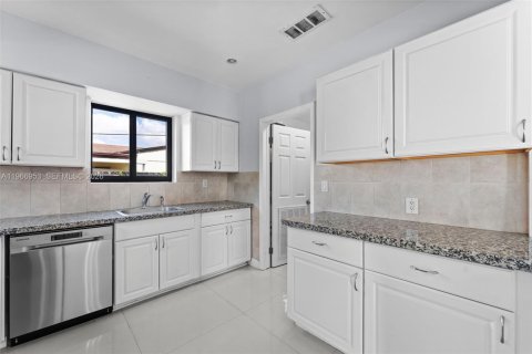 House in North Miami Beach, Florida 3 bedrooms, 138.61 sq.m. № 2081358 - photo 22