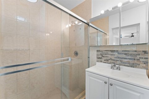 House in North Miami Beach, Florida 3 bedrooms, 138.61 sq.m. № 2081358 - photo 19