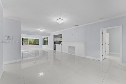 House in North Miami Beach, Florida 3 bedrooms, 138.61 sq.m. № 2081358 - photo 7
