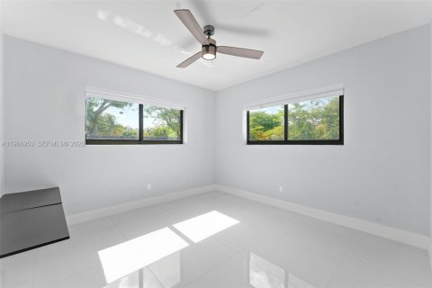 House in North Miami Beach, Florida 3 bedrooms, 138.61 sq.m. № 2081358 - photo 14