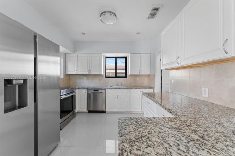 House in North Miami Beach, Florida 3 bedrooms, 138.61 sq.m. № 2081358 - photo 21