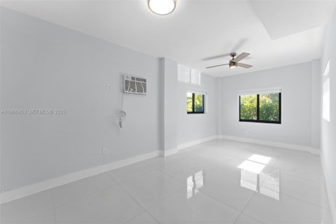 House in North Miami Beach, Florida 3 bedrooms, 138.61 sq.m. № 2081358 - photo 17