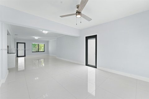 House in North Miami Beach, Florida 3 bedrooms, 138.61 sq.m. № 2081358 - photo 9