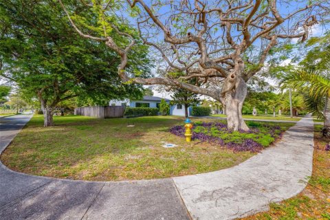 House in North Miami Beach, Florida 3 bedrooms, 138.61 sq.m. № 2081358 - photo 3