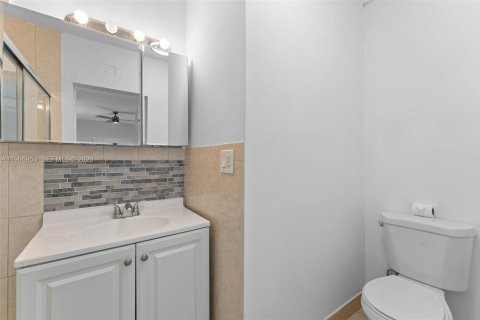 House in North Miami Beach, Florida 3 bedrooms, 138.61 sq.m. № 2081358 - photo 20