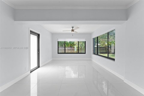 House in North Miami Beach, Florida 3 bedrooms, 138.61 sq.m. № 2081358 - photo 10