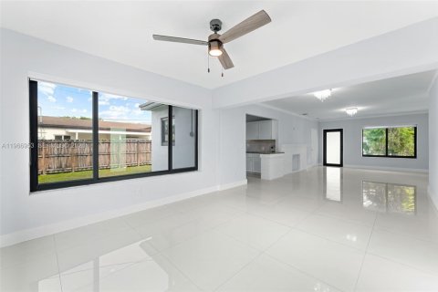 House in North Miami Beach, Florida 3 bedrooms, 138.61 sq.m. № 2081358 - photo 8