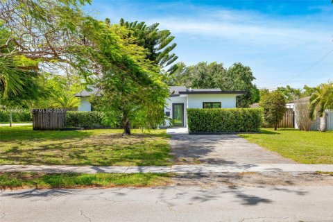 House in North Miami Beach, Florida 3 bedrooms, 138.61 sq.m. № 2081358