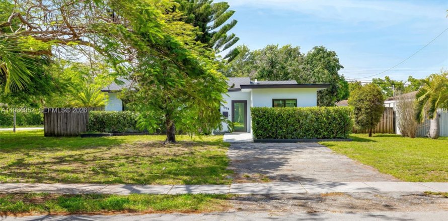 House in North Miami Beach, Florida 3 bedrooms, 138.61 sq.m. № 2081358